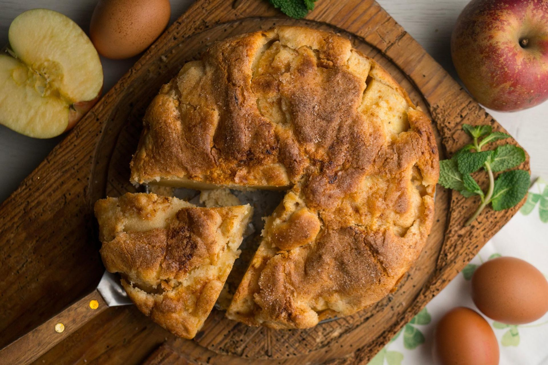 Pasticcio di mele, dolce povero tipico delle valli bresciane, simile a una classica torta di mele