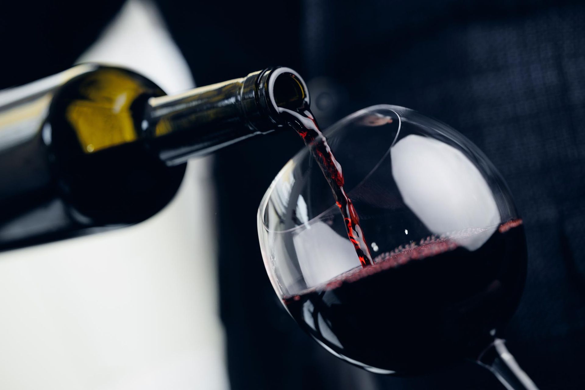 Calice che viene riempito di rosso bronzone