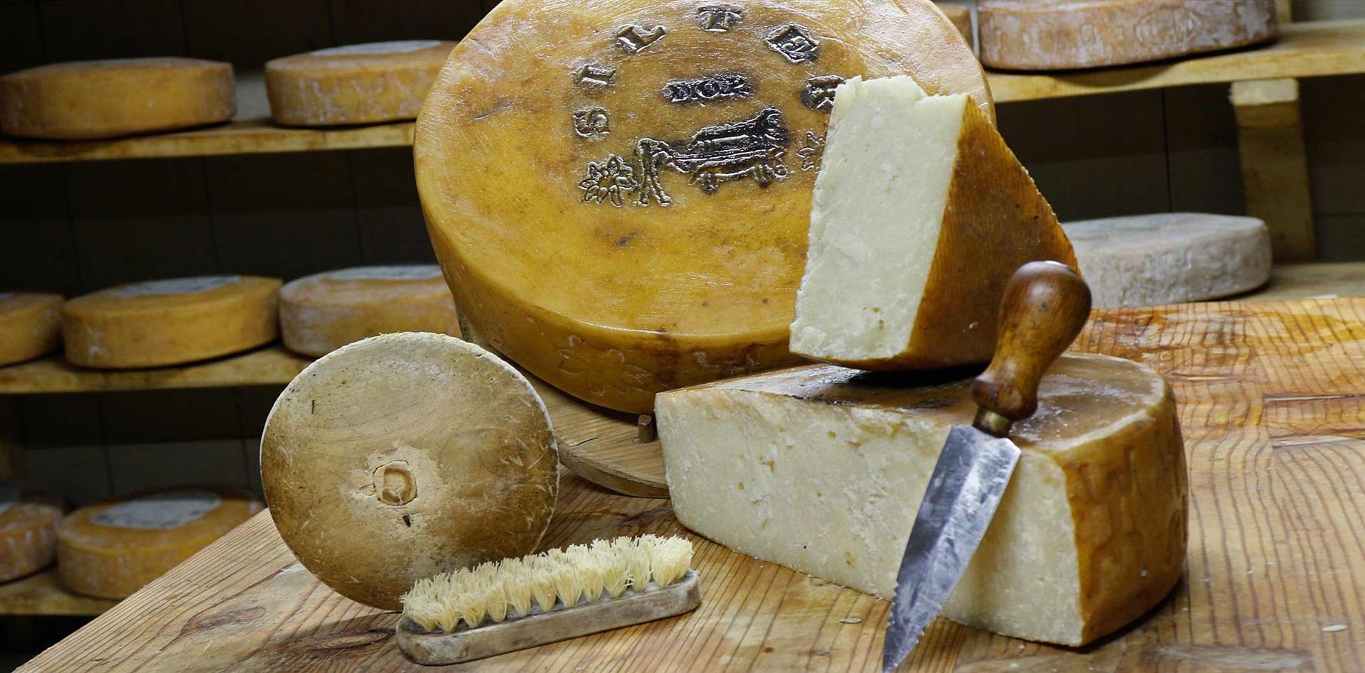 forma di Silter DOP, formaggio stagionato prodotto impiegando esclusivamente latte vaccino d’alpeggio