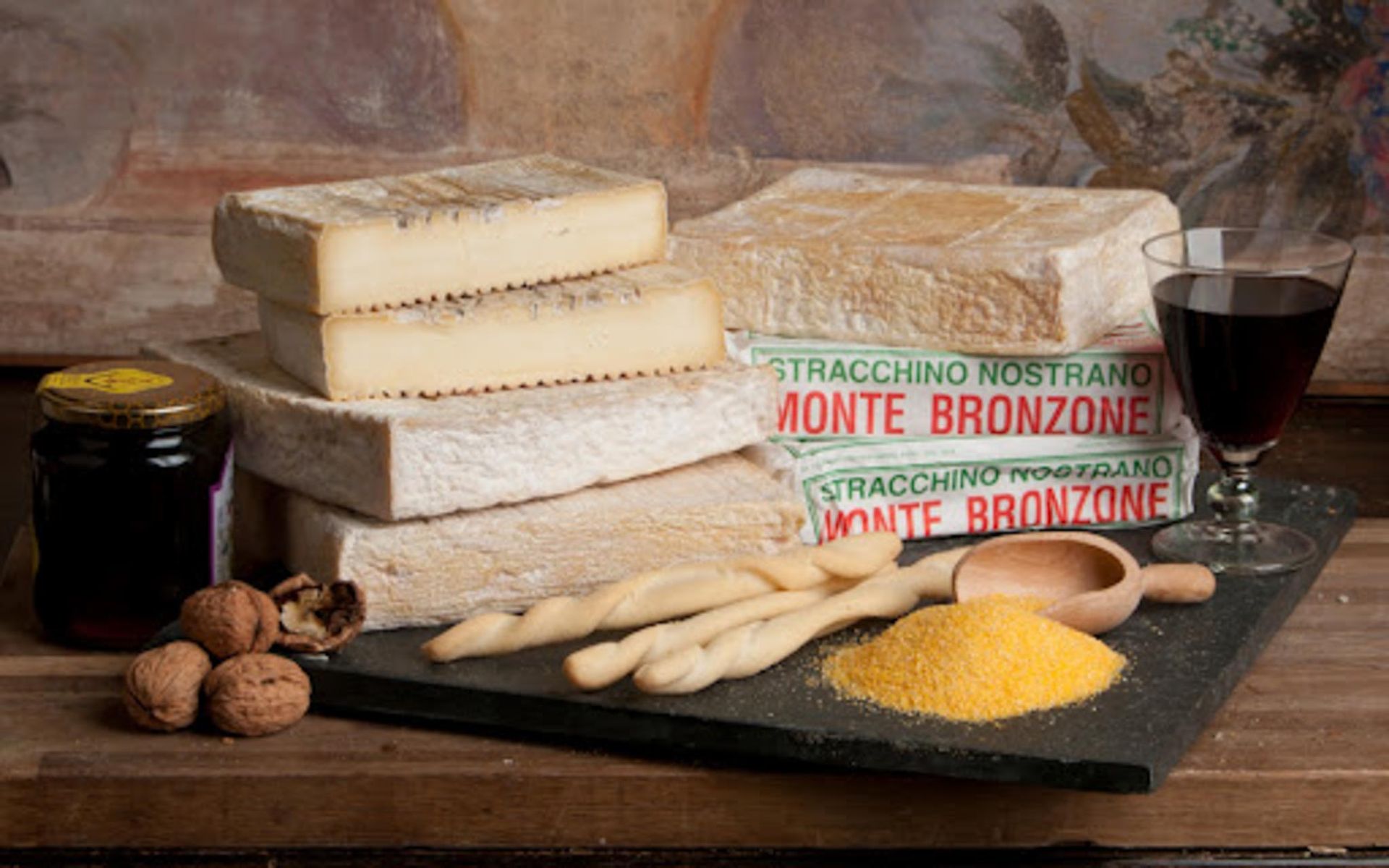 Stracchino bronzone, formaggio fresco dalla consistenza interna cremosa