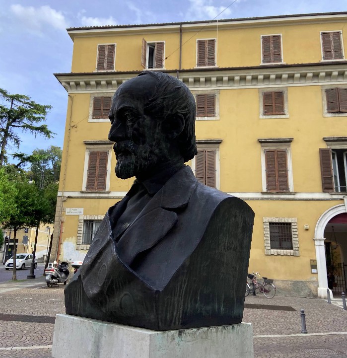 Busto di Giuseppe Mazzini in Piazza Belfiore