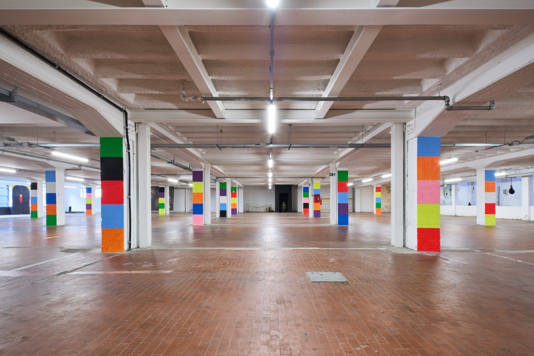 Garage con colonne colorate - opera d'arte contemporanea