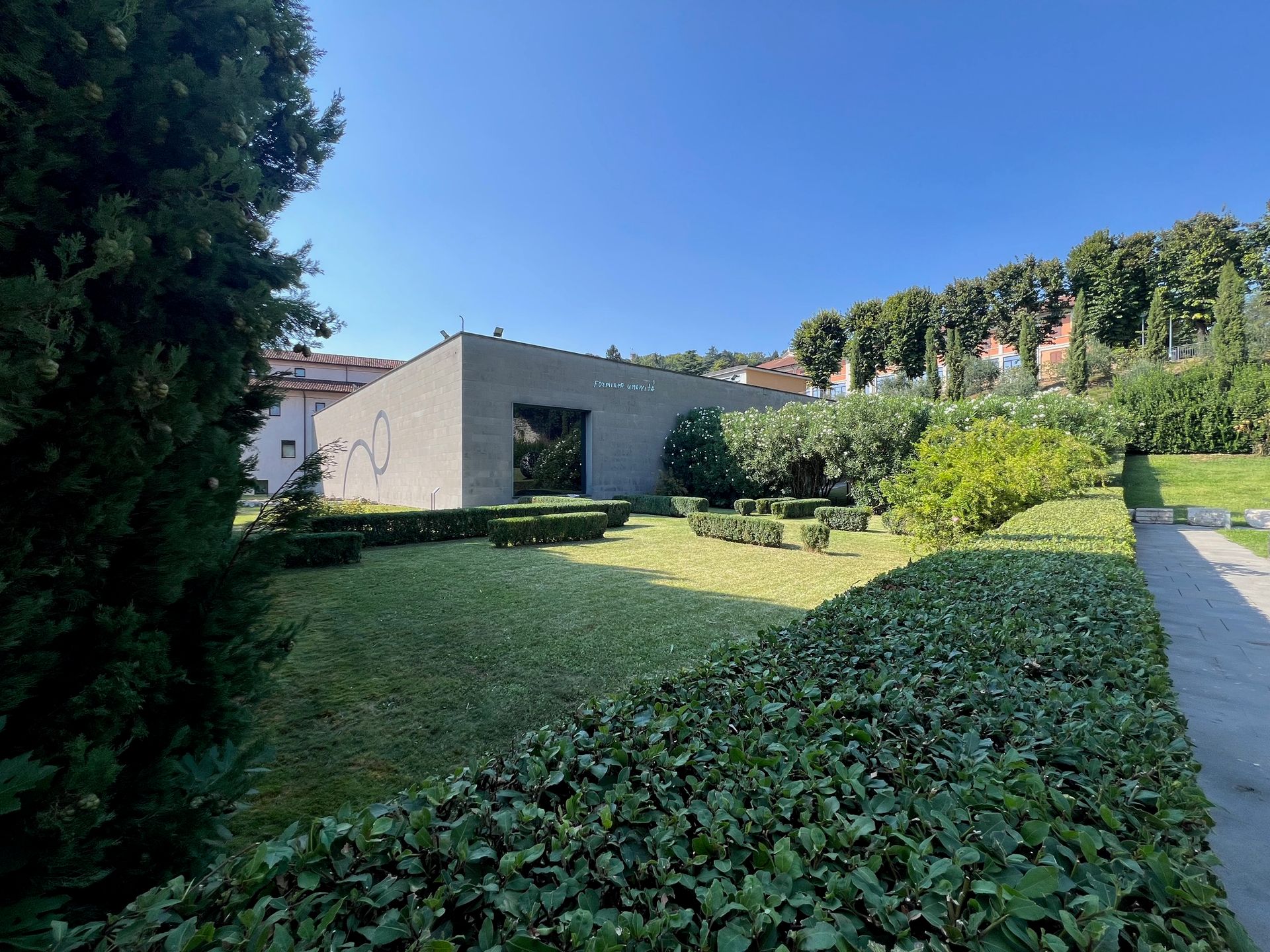 Casa in mezzo a un giardino - Formiamo umanità (Vite operose) di Valerio Rocco Orlando