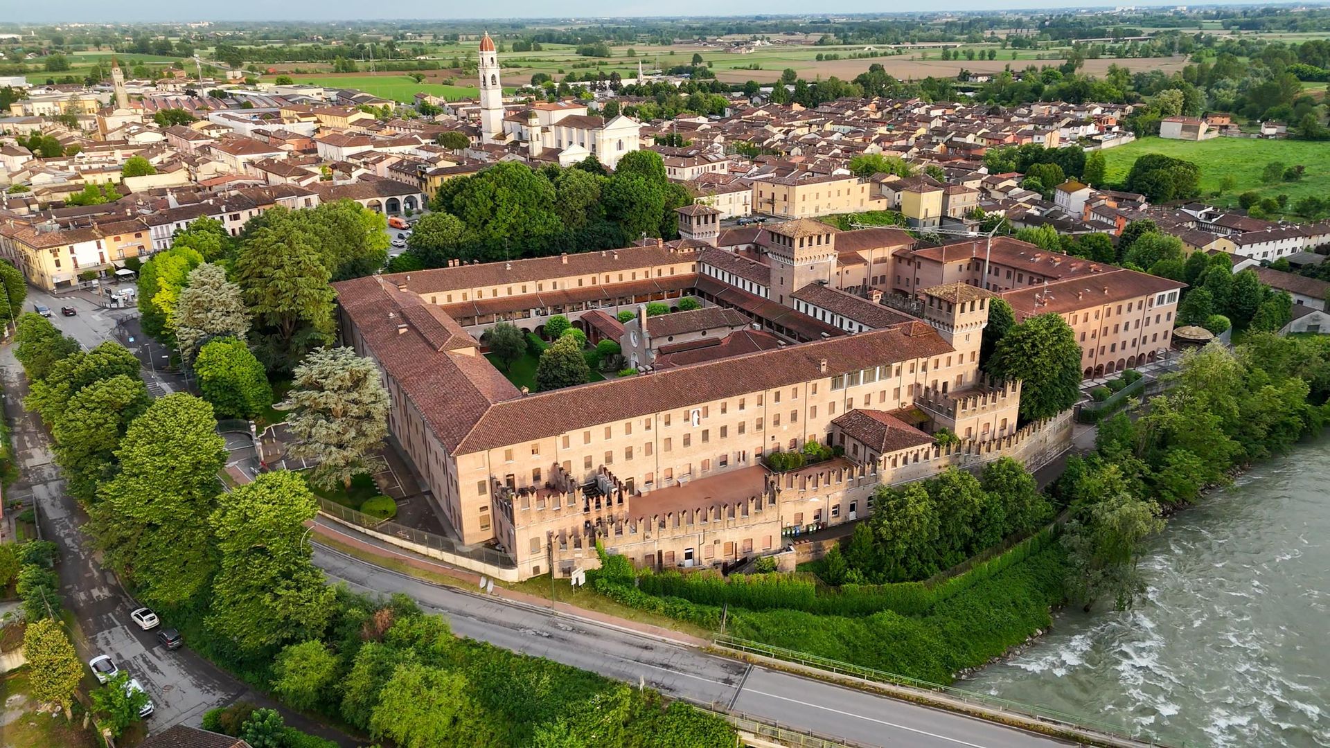 Vista aerea del castello di Pontevico, nella bassa bresciana