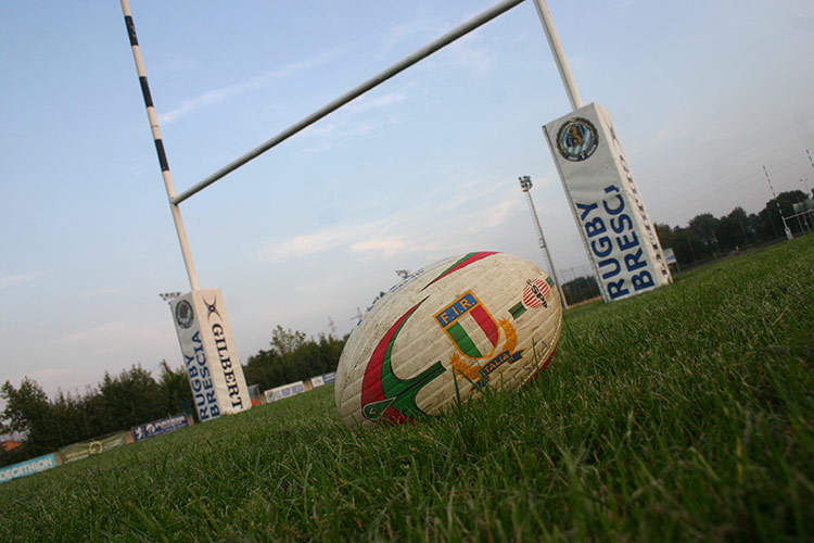 Campo Rugby A. Invernici a Brescia - dettaglio pallone su campo