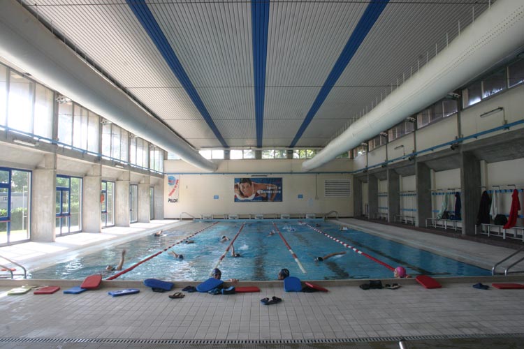 piscina al chiuso con persone che nuotano