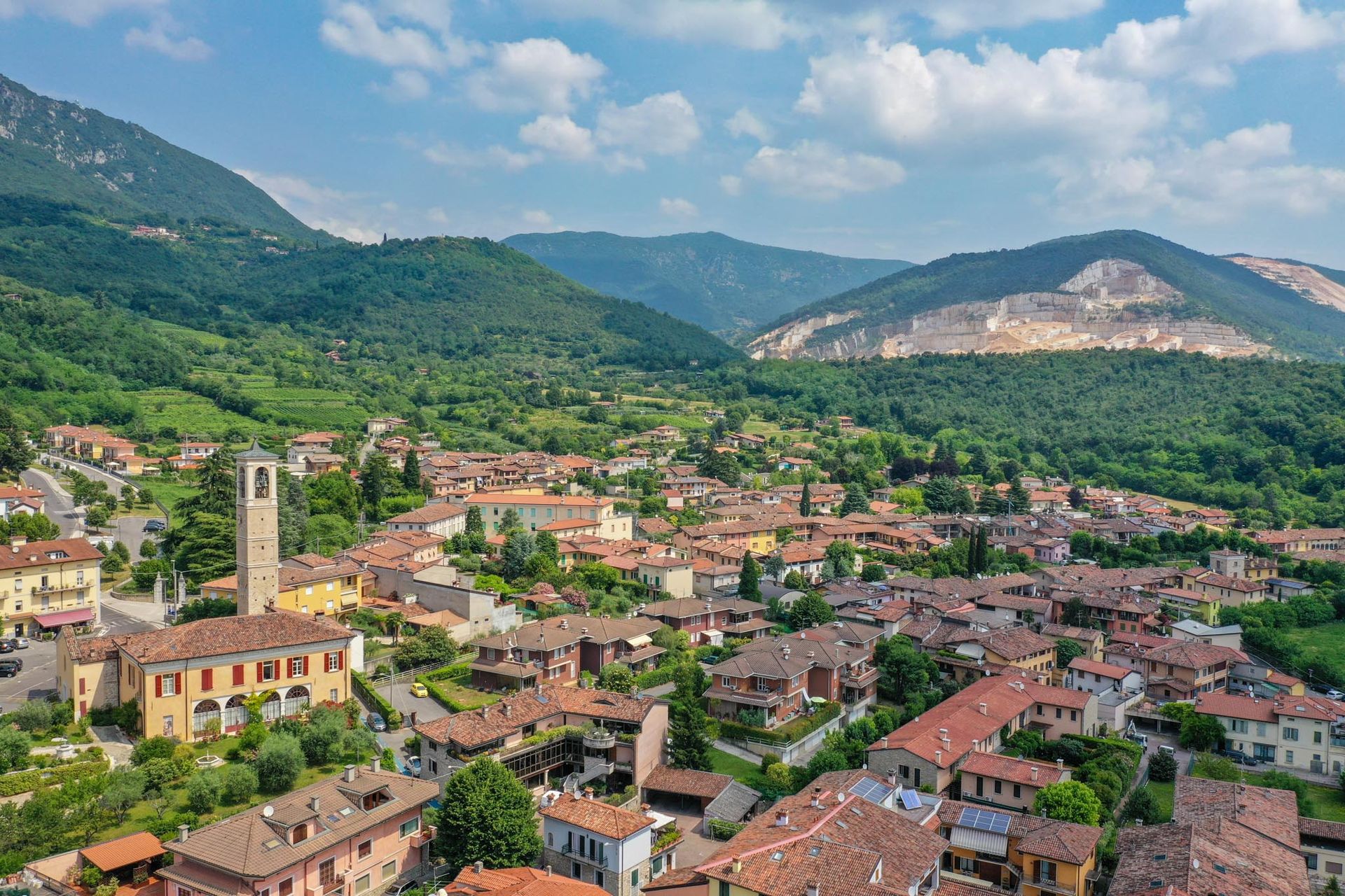 Vista aerea dell'hinterland di Brescia, il paese di Botticino