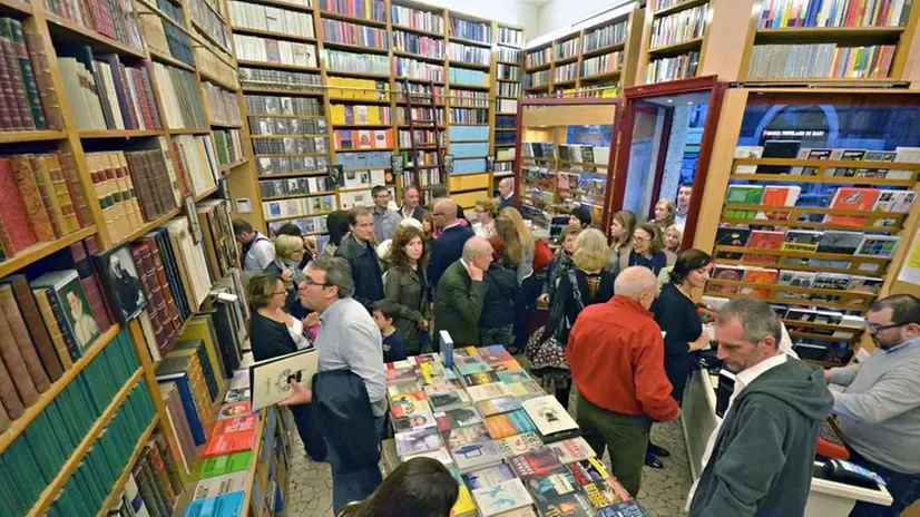 interno libreria pieno di persone