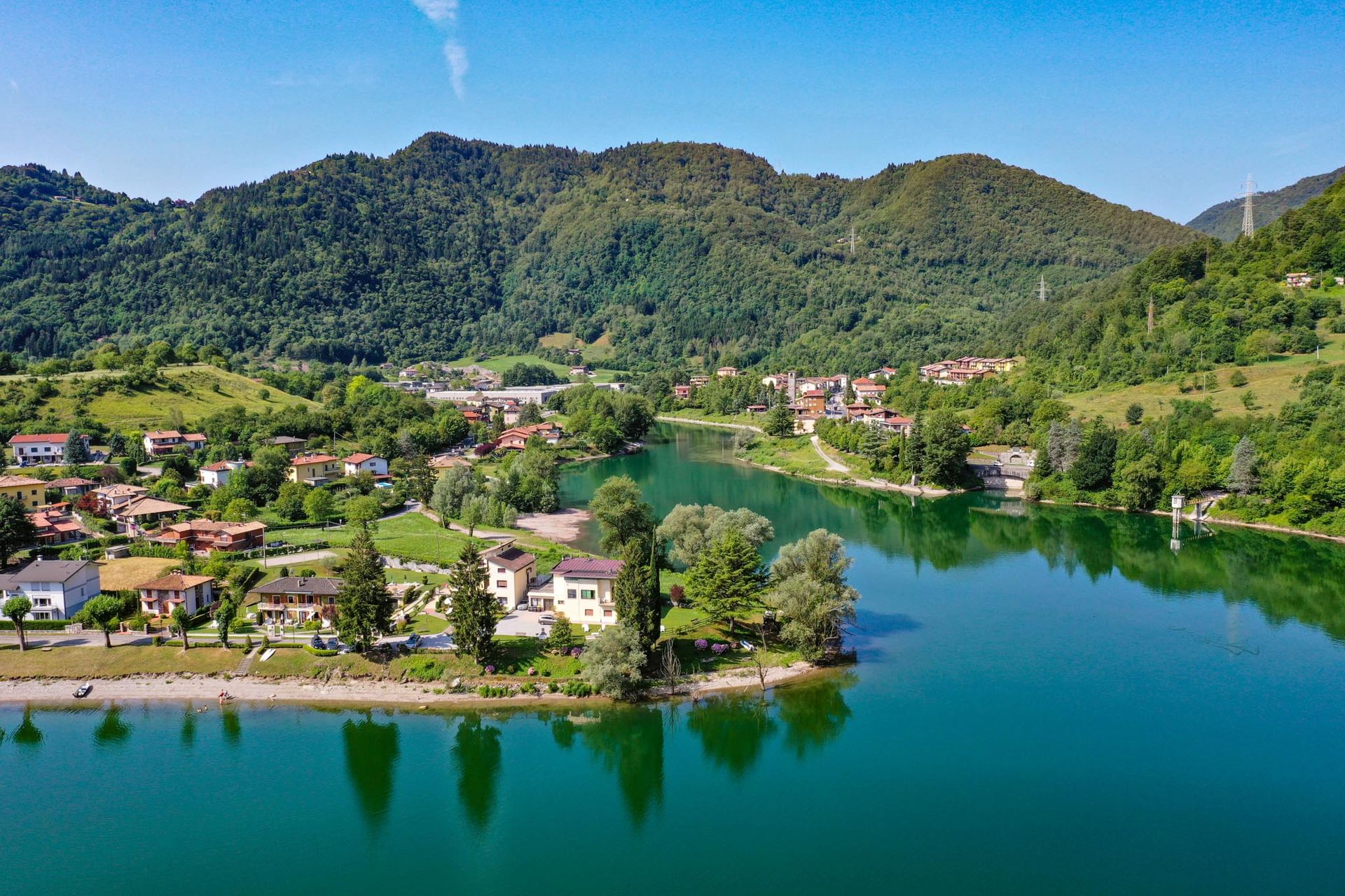 splendida veduta del lago d'idro scattata da un drone