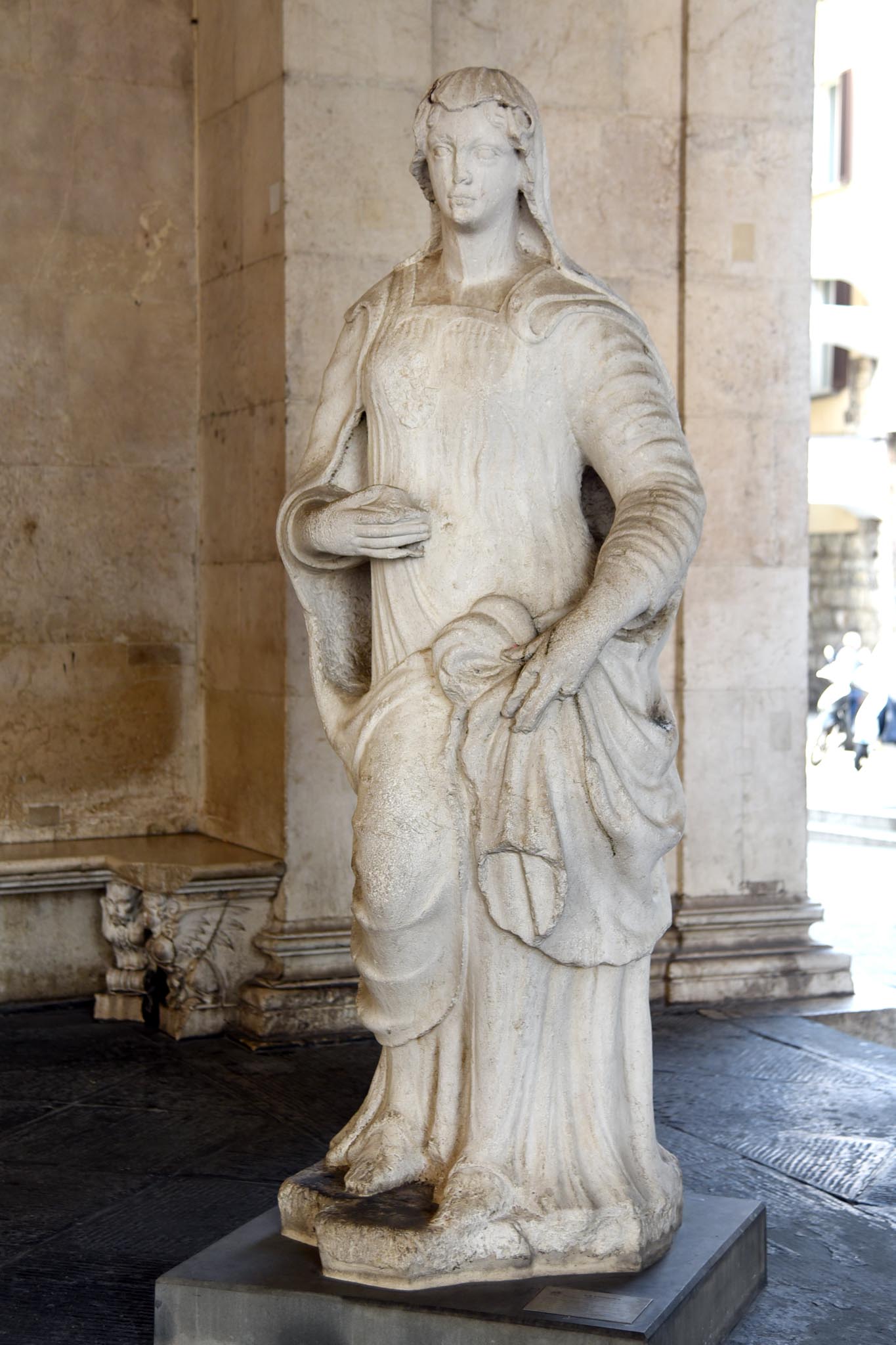 La Lodoìga - Vista della statua collocata sotto il portico di Piazza Loggia