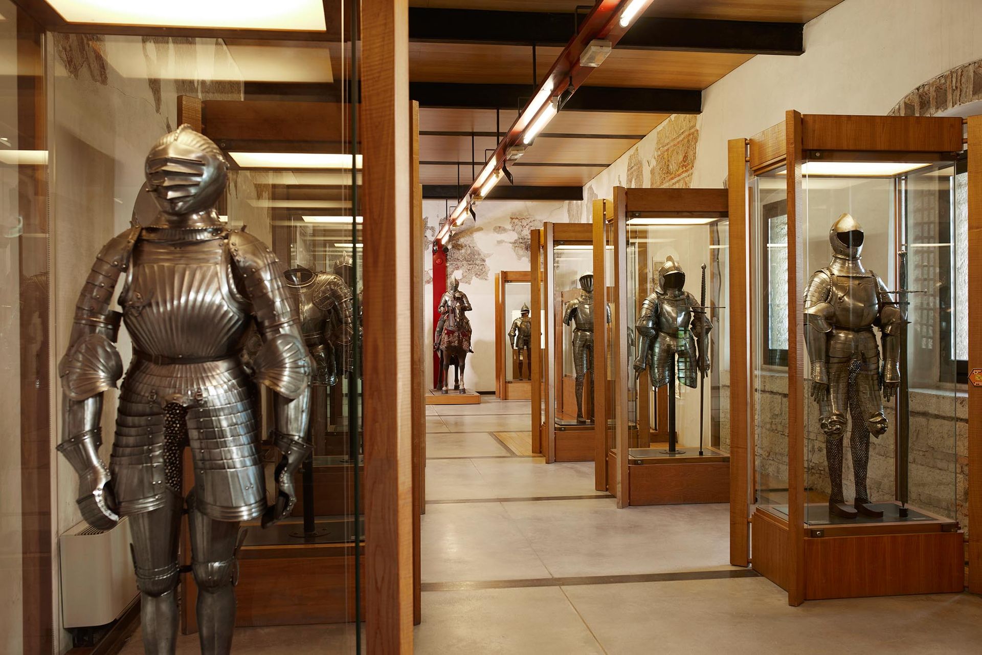 Vista di una delle sale del Museo delle armi con armature