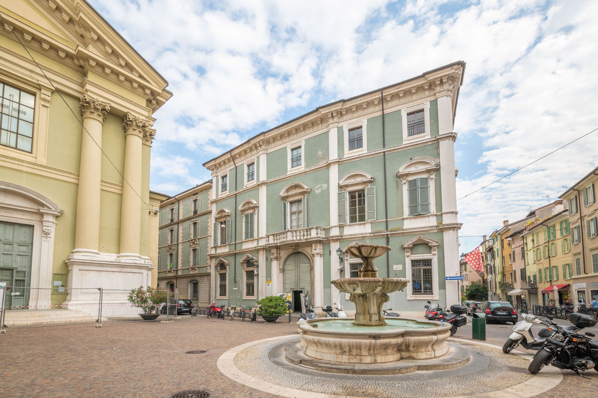 Palazzo Martinengo Colleoni - Facciata esterna, ingresso