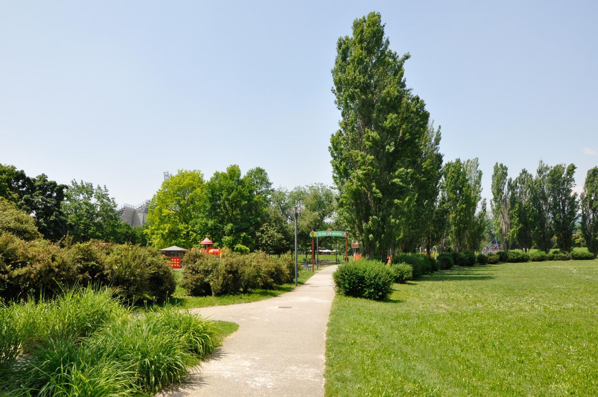 Parco Castelli - Scorcio, sul fondo giochi per bambini