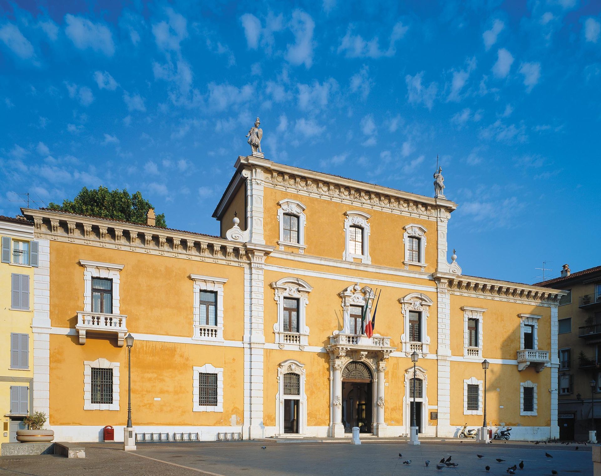Piazza del mercato - Vista del Palazzo Martinengo Palatino