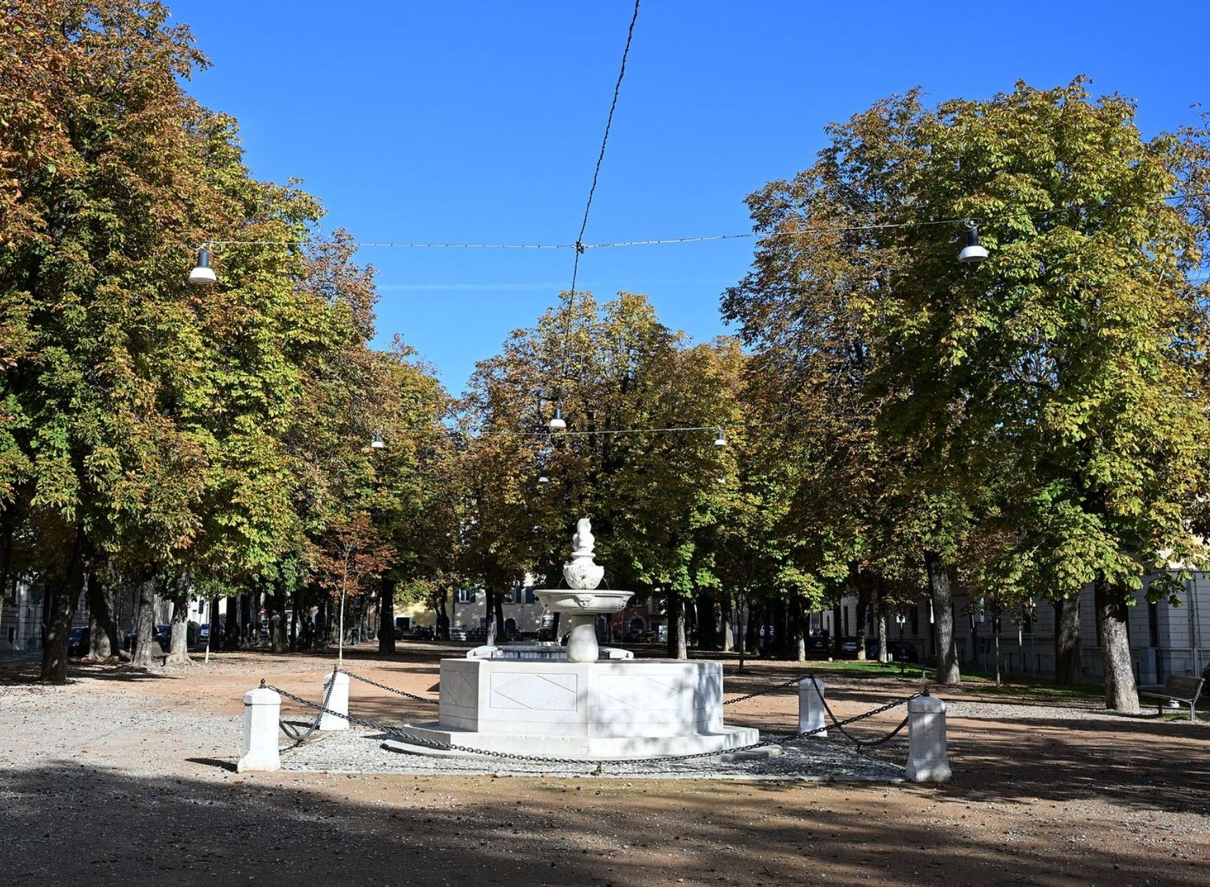 piazza-tebaldo-brusato-in-primavera