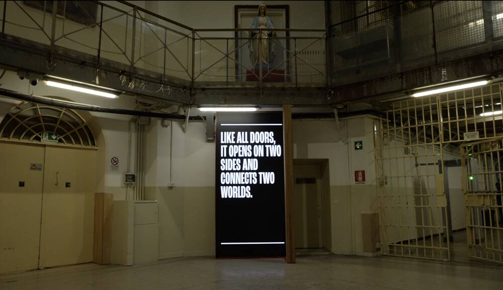 Installazione arte contemporanea porta della speranza - display interattivo