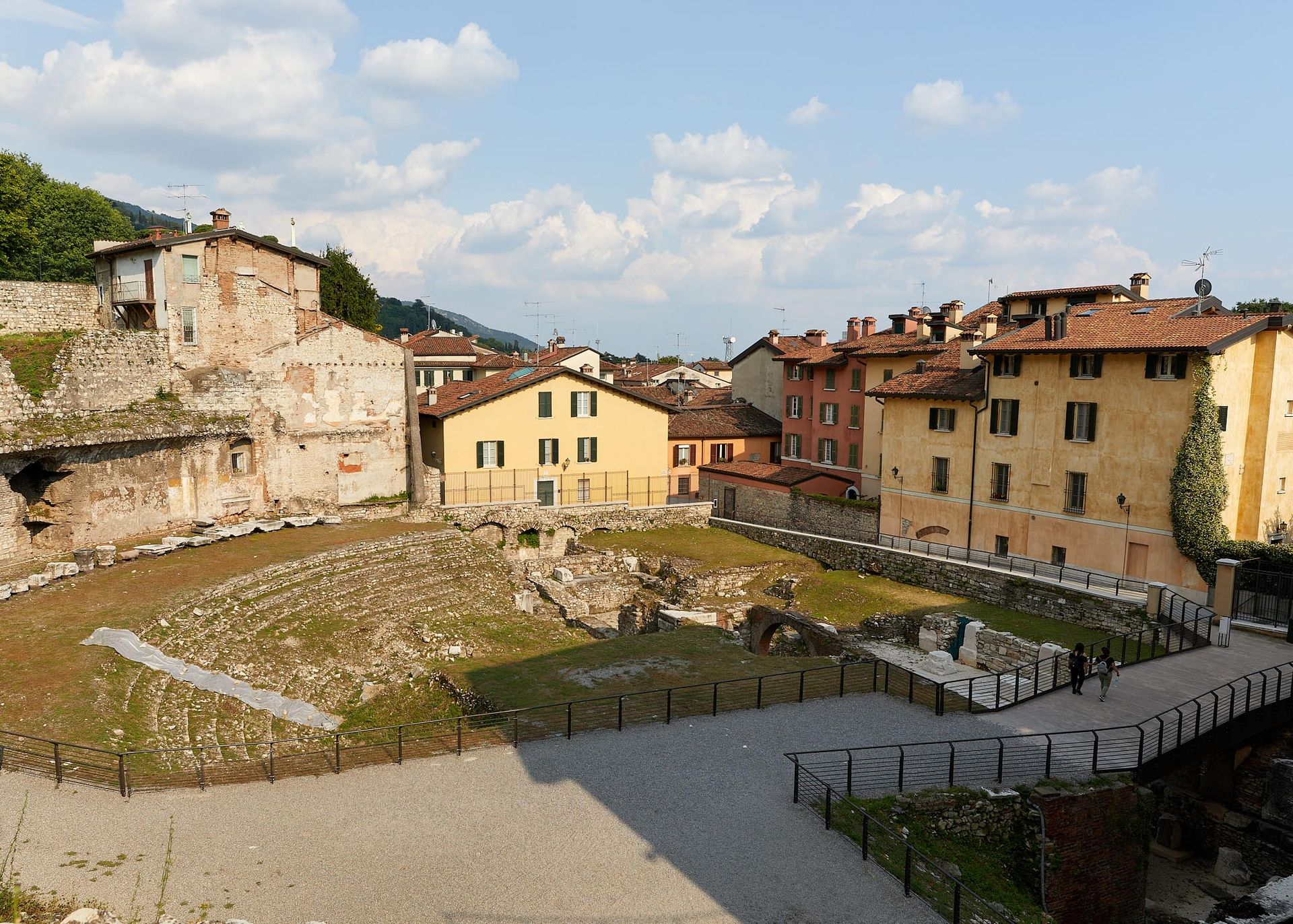 Veduta del Teatro Romano di Brescia, patrimonio archeologico della Lombardia visitabile tutto l’anno
