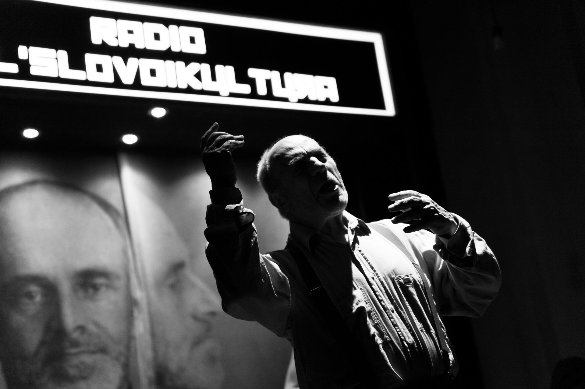 Attore teatrale in scena bianco e nero