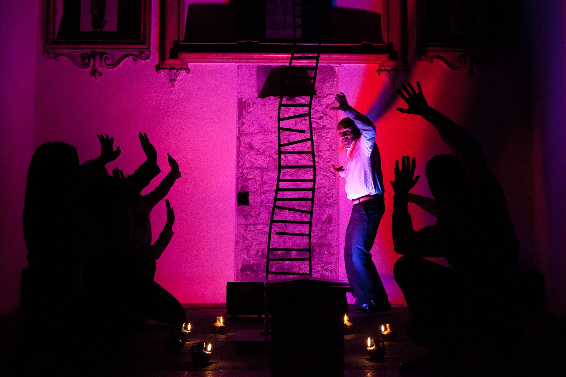 attore teatrale in scena