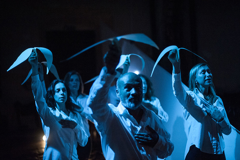 Attore in scena a teatro