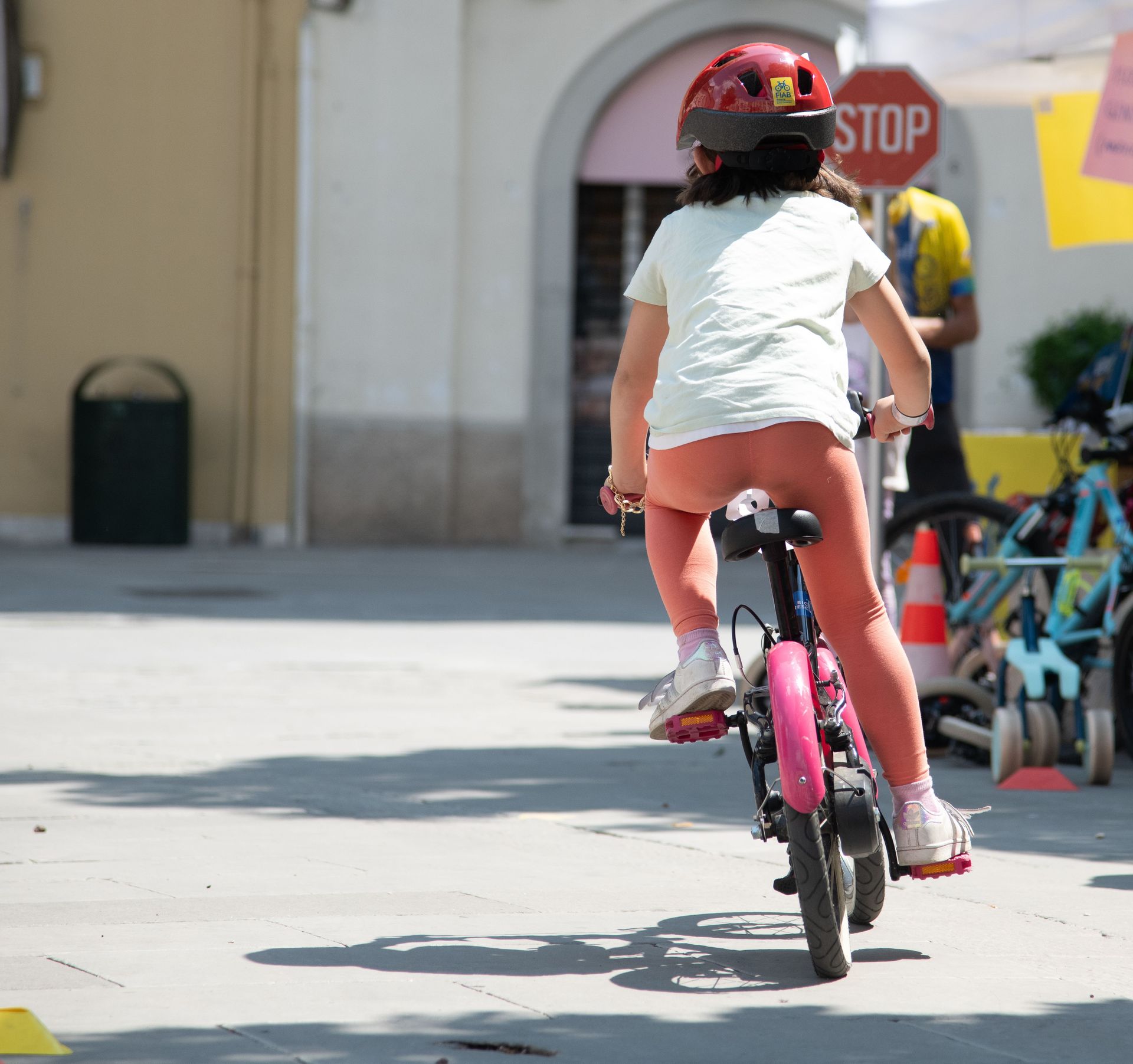 Bambina in bicicletta
