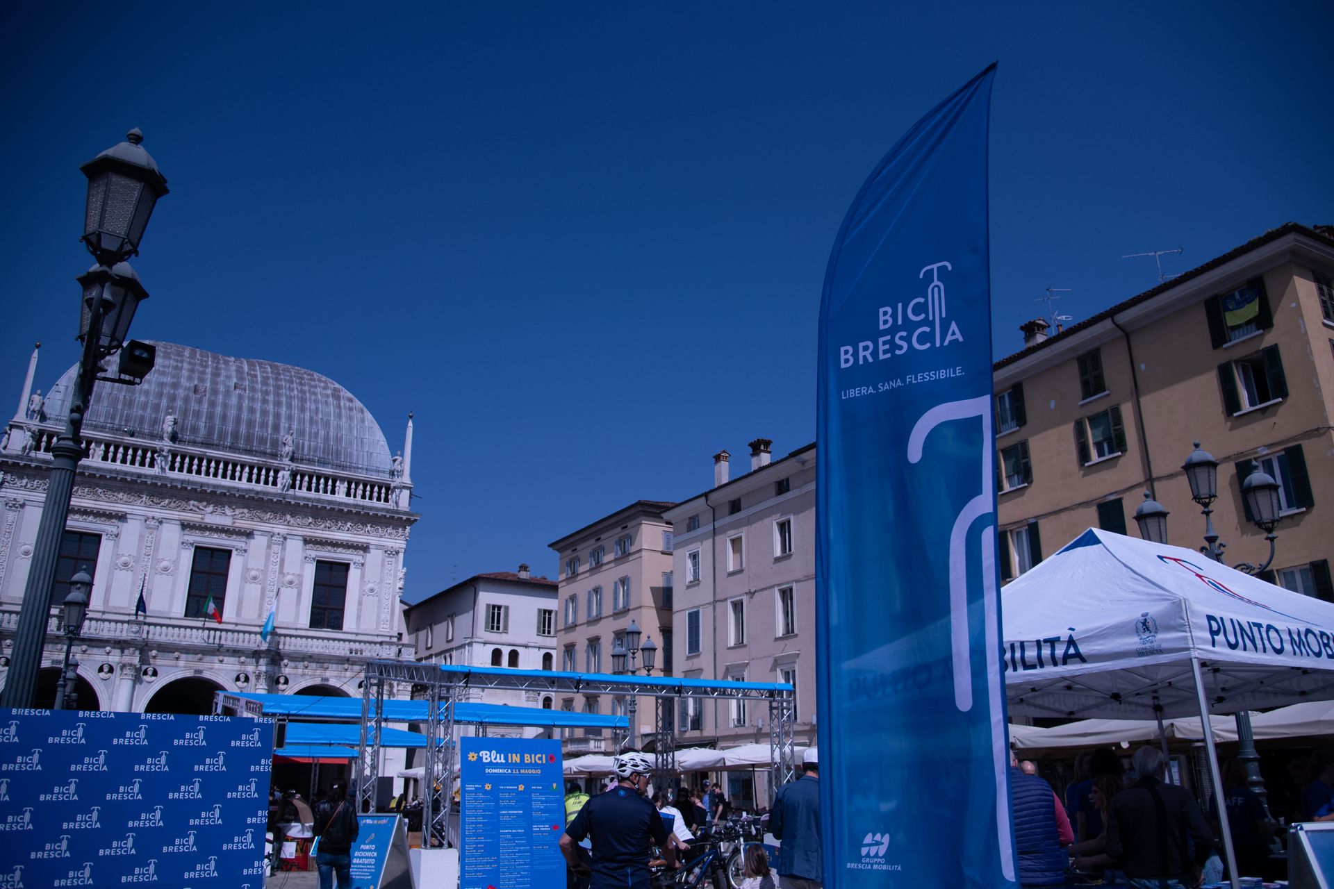 Bandiera Bicibrescia in piazza loggia