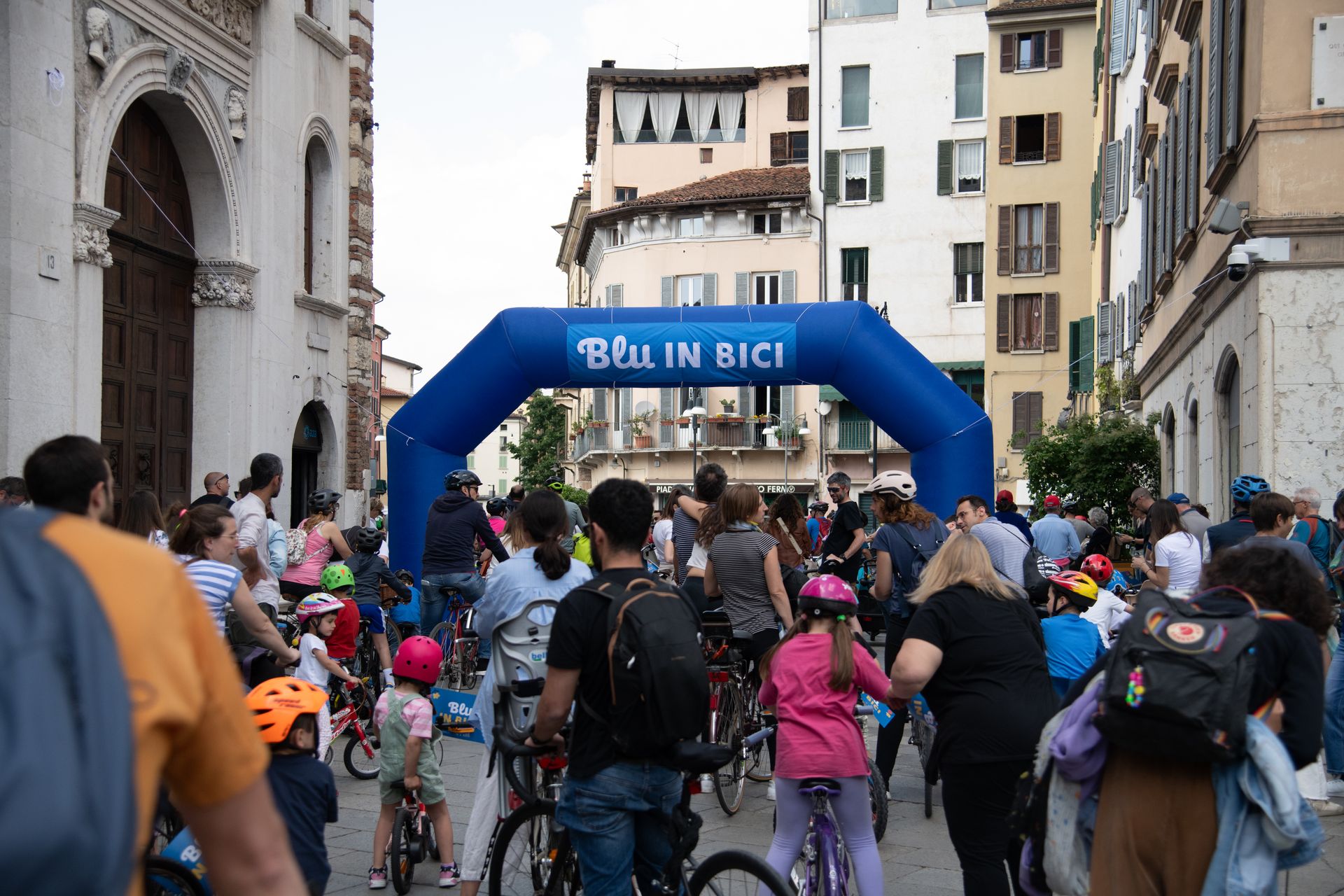 Blu in bici persone in bicicletta