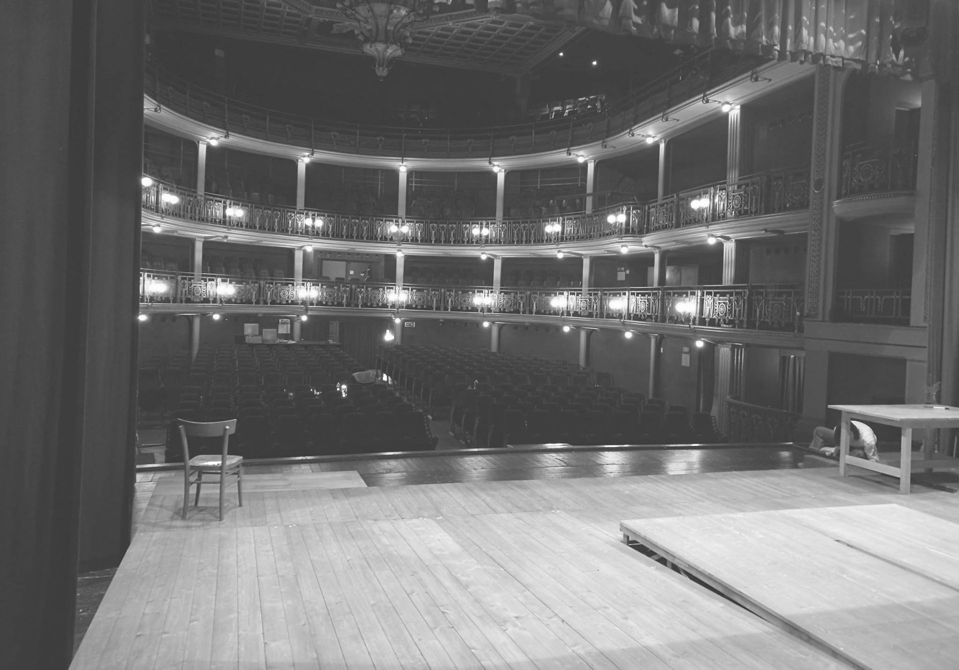 Vista interna del Teatro Sociale di Brescia: platea con poltrone e galleria