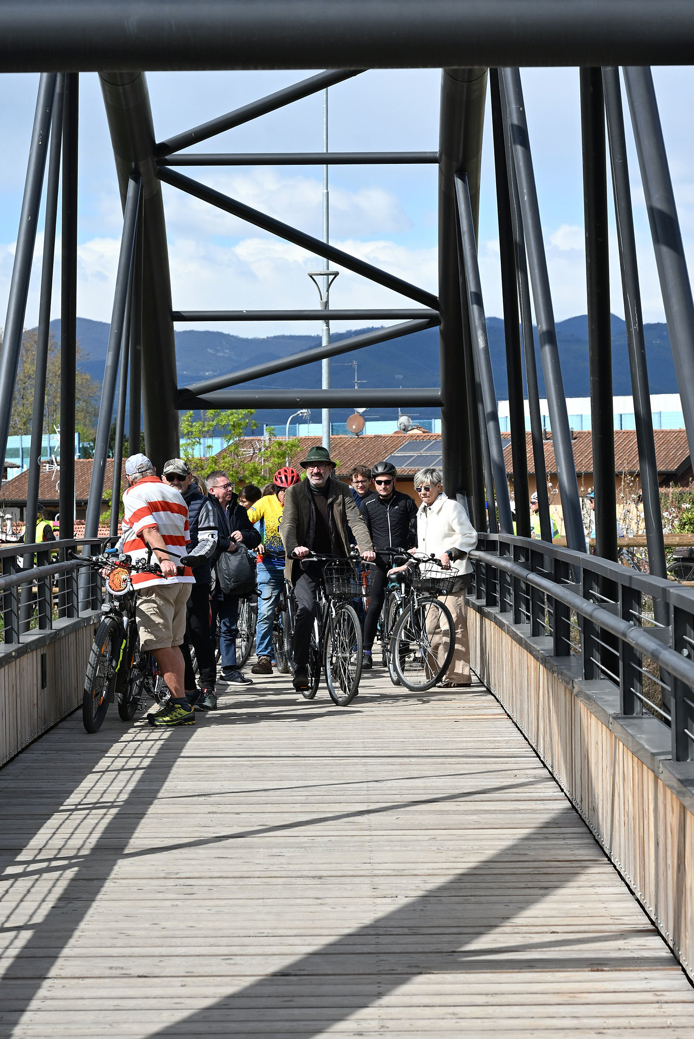 Ciclisti su ponte