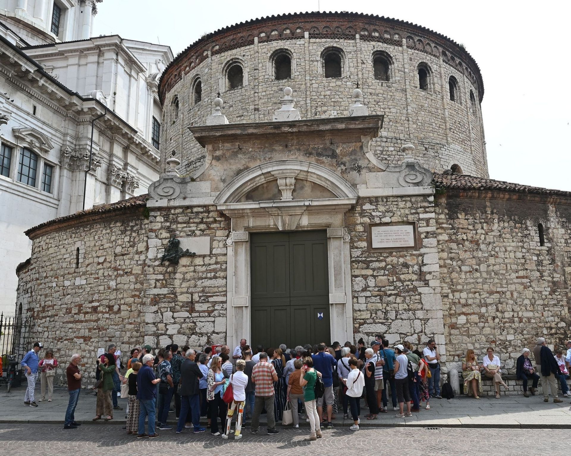 Duomo vecchio persone in attesa di entrate 