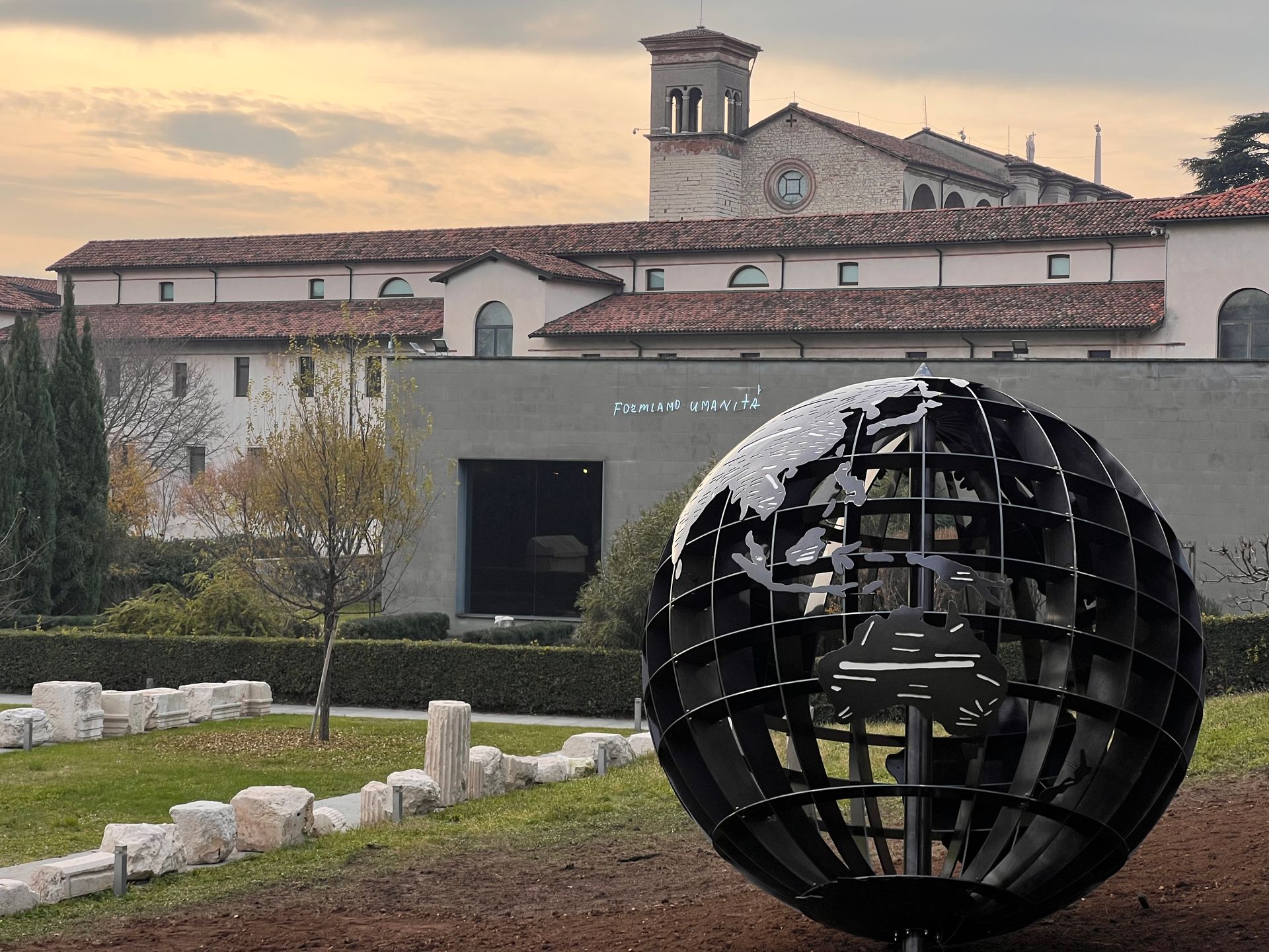 Scultura tonda di metallo - Emilio Isgrò Mondo d'acciaio