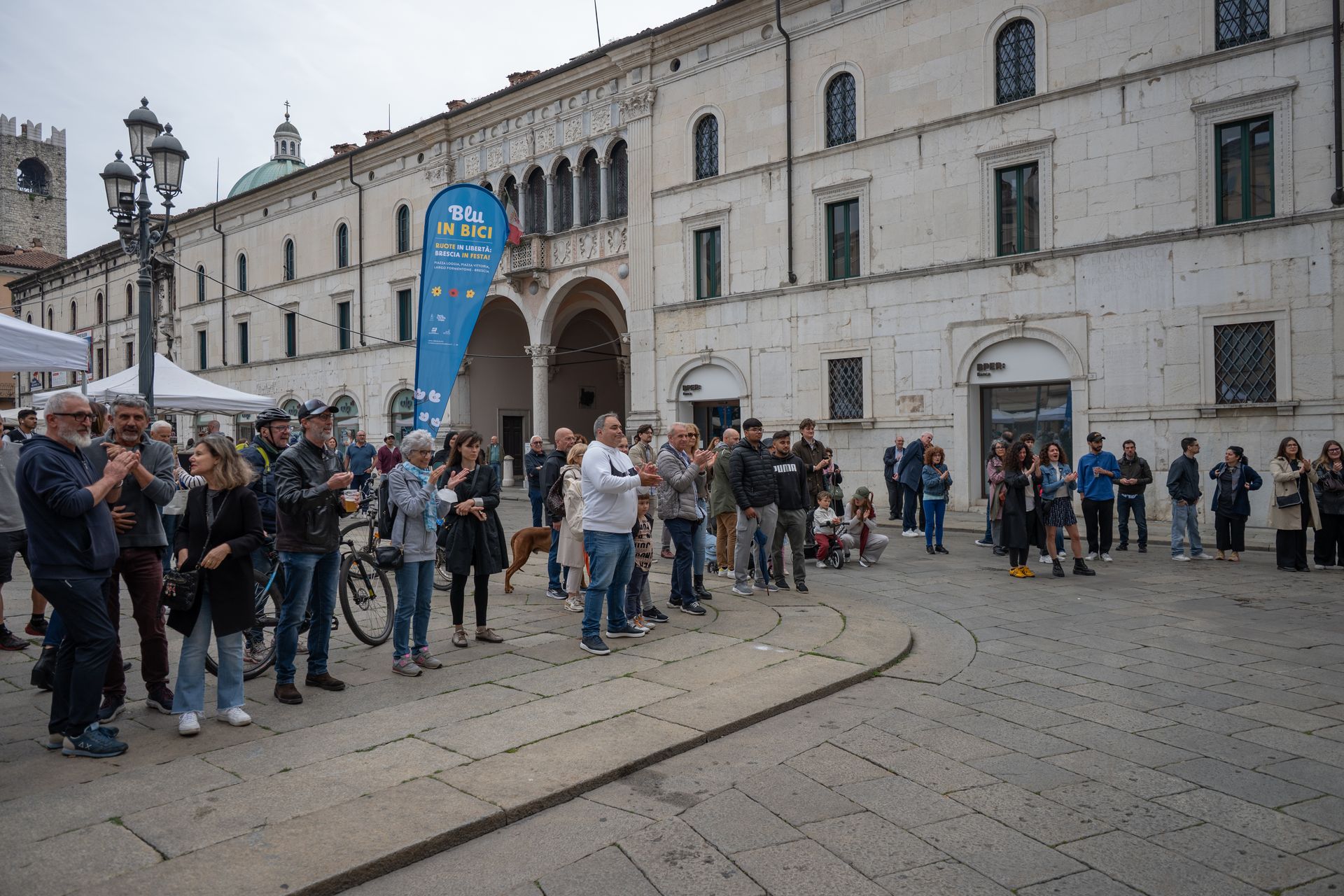 persone all'evento di blu in bici 