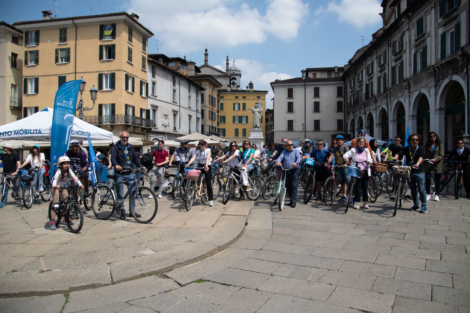 Gruppo di persone in bici