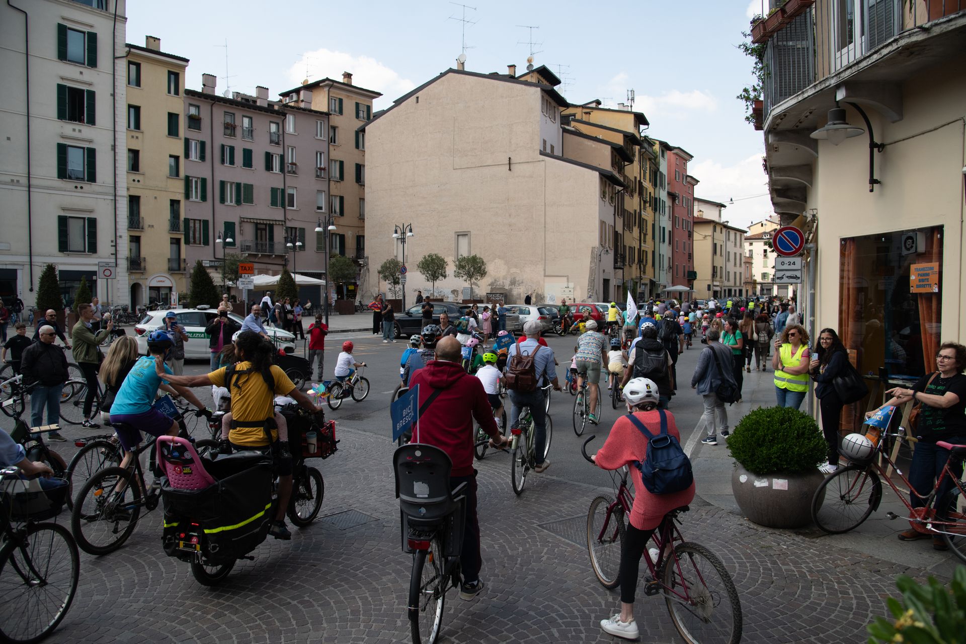 Gruppo di persone in bici