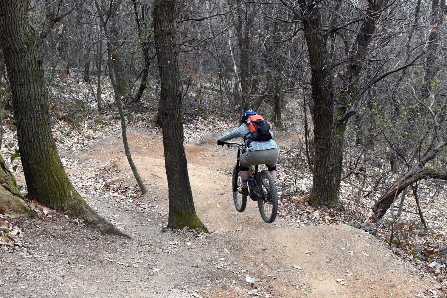 Persona che fa MTB in uno dei percorsi della Maddalena