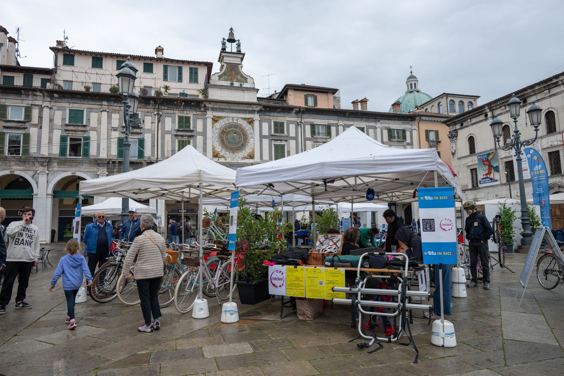 persone in piazza loggia 
