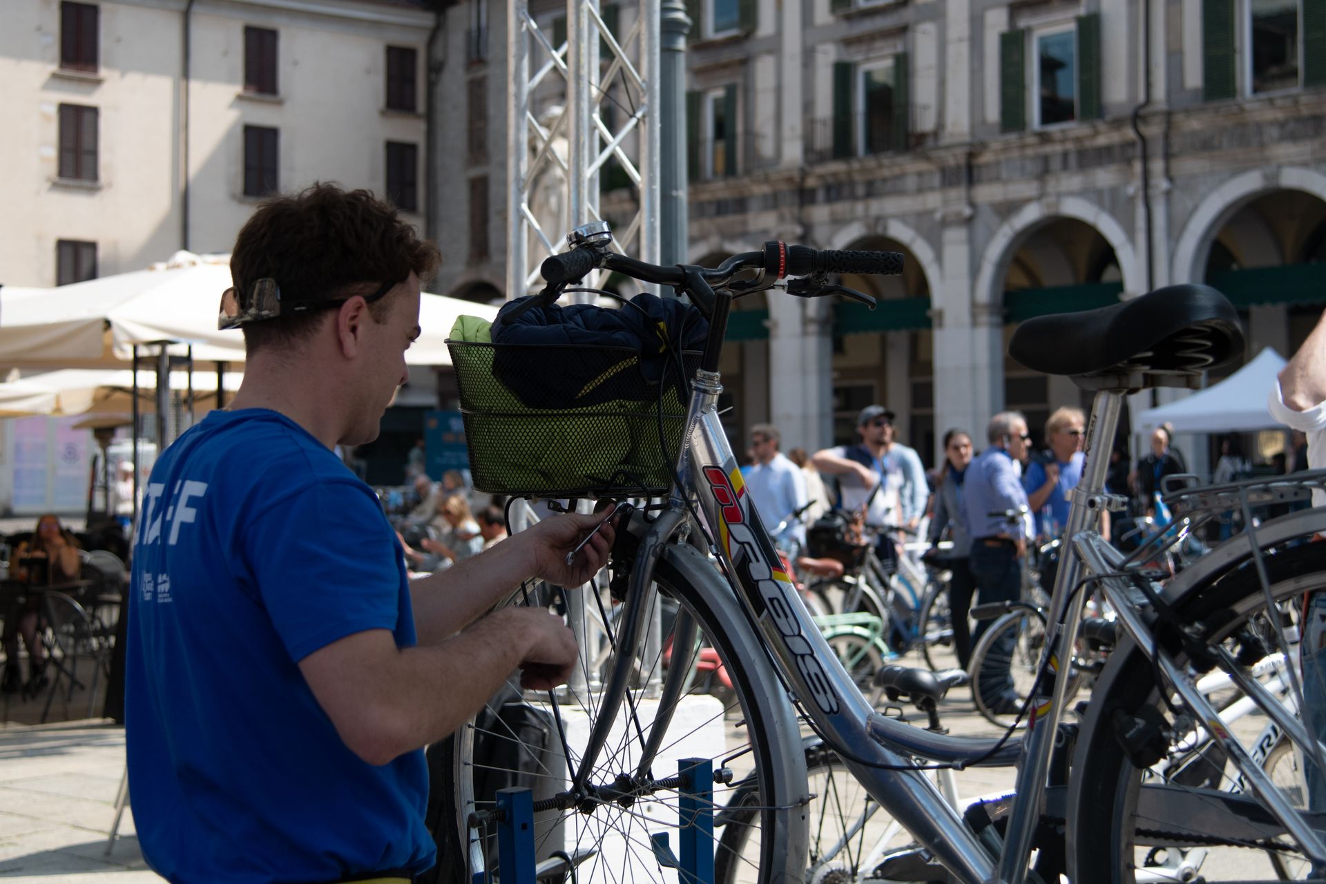 Operatore ripara bici durante blu in bici