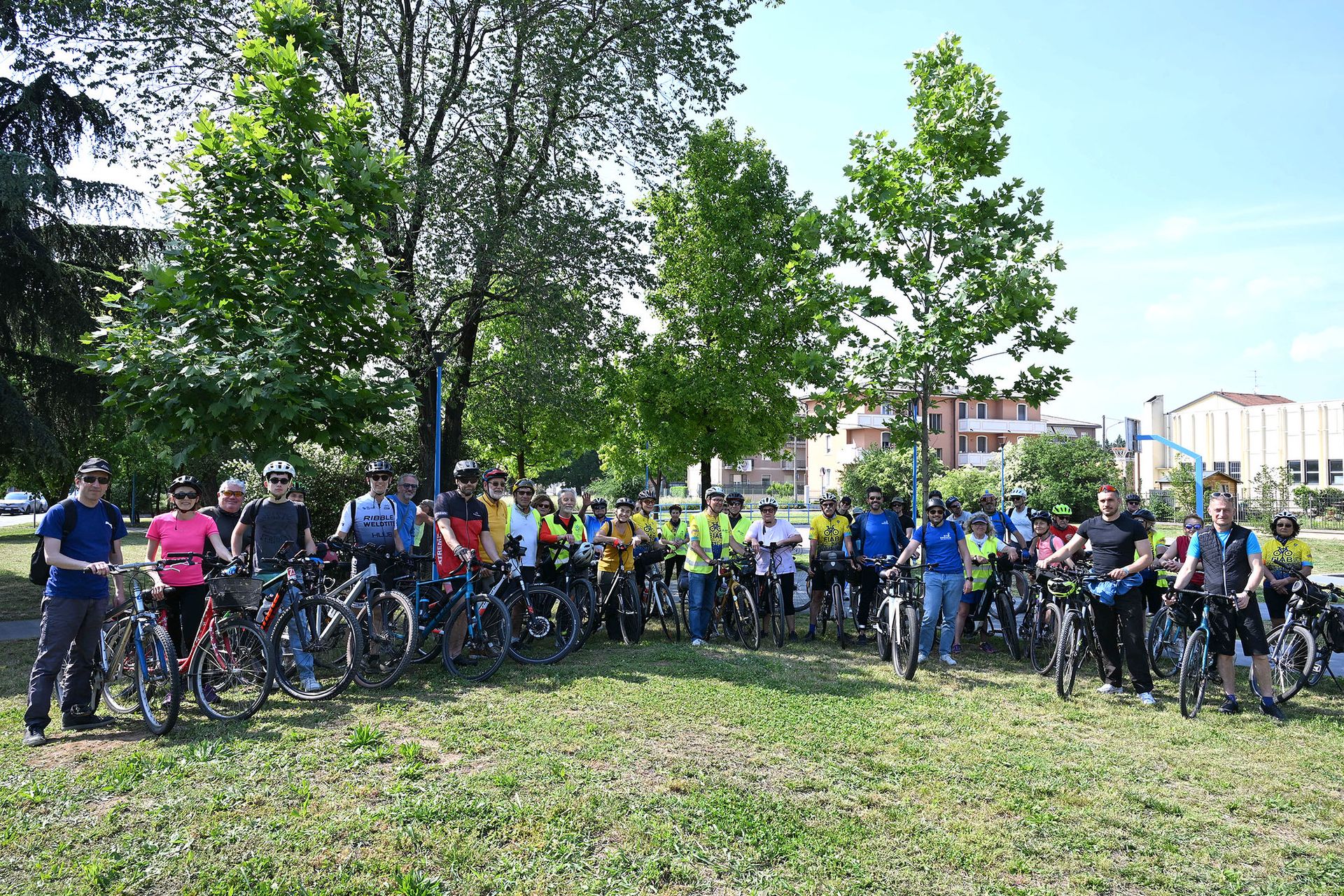 Foto di gruppo ciclisti con bici al parco