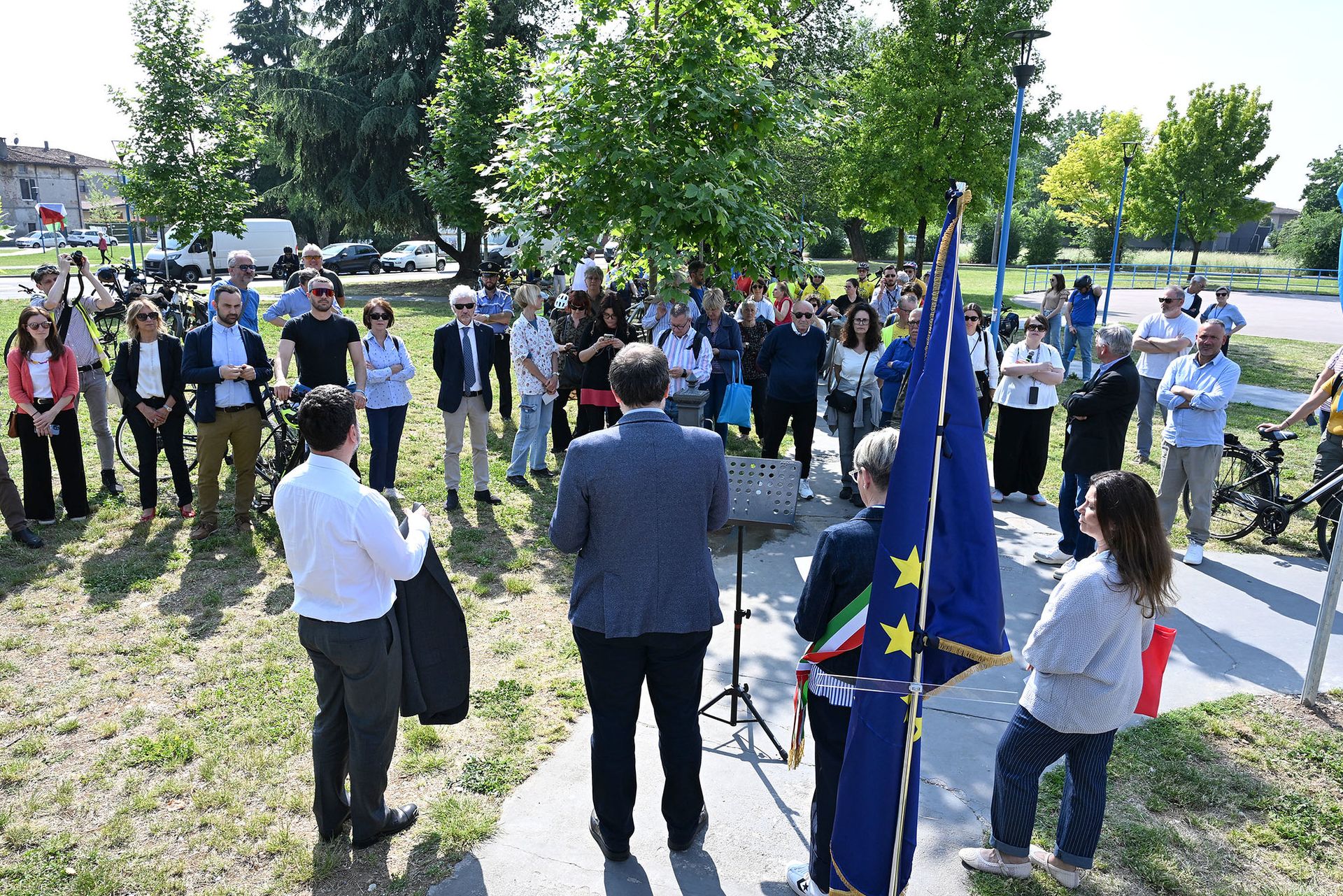Foto con figure istituzionali per inaugurazione all'"Unione Europea" del parco