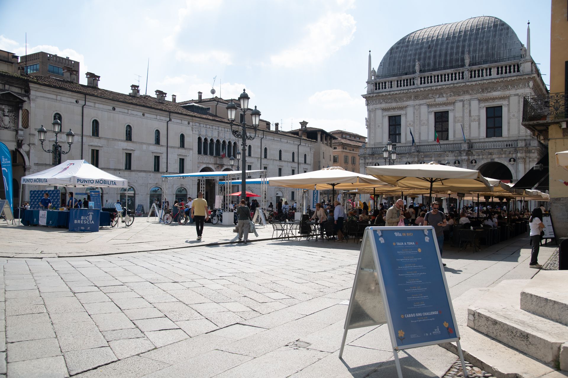 Piazza Loggia allestita per Blu in bici