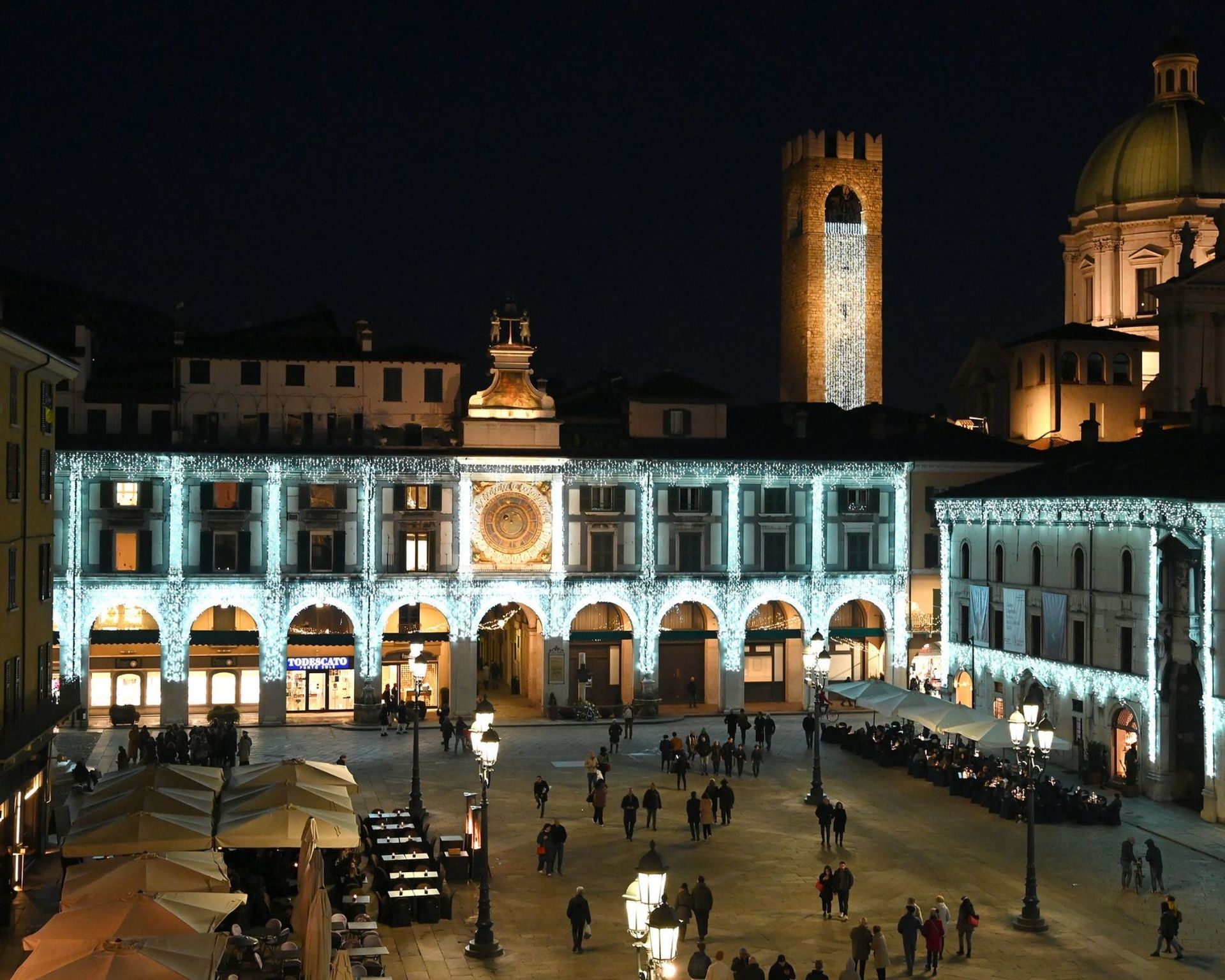 Piazza loggia illuminata 