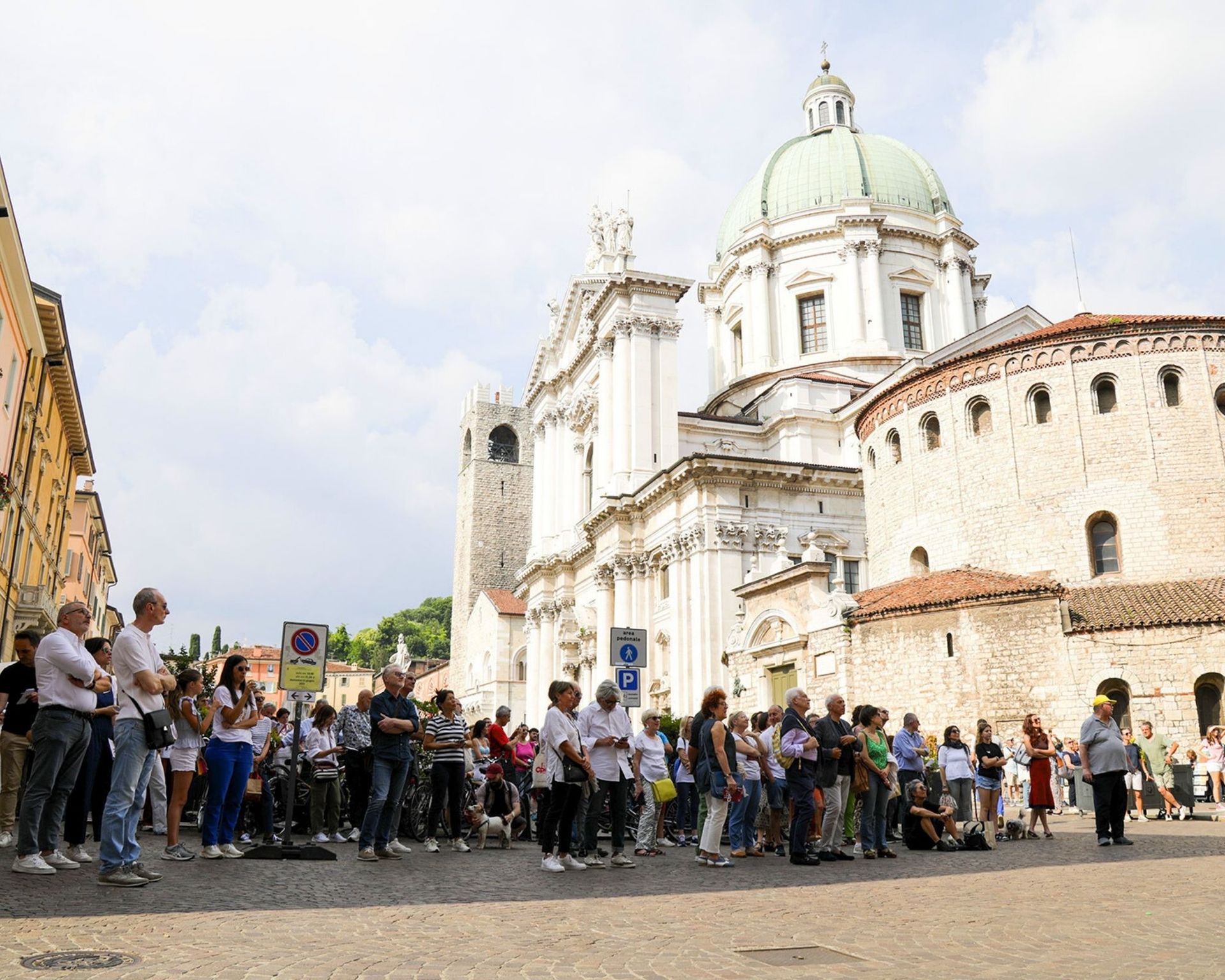 Piazza paolo VI affollata 
