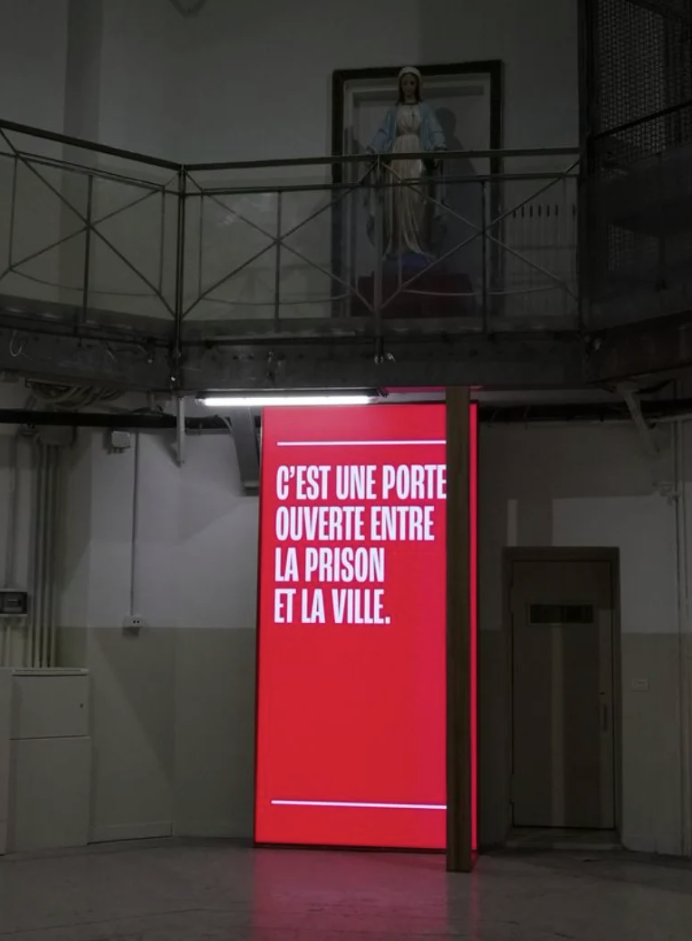 Installazione arte contemporanea - display - porte della speranza