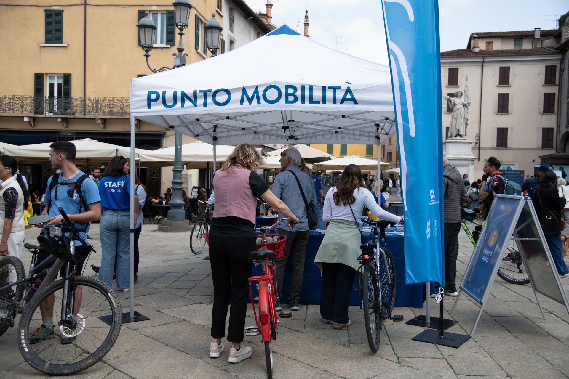 Stand punto mobilità blu in bici