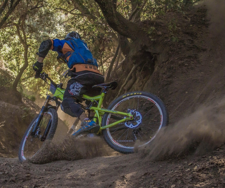 ciclista in mountain bike nel bosco