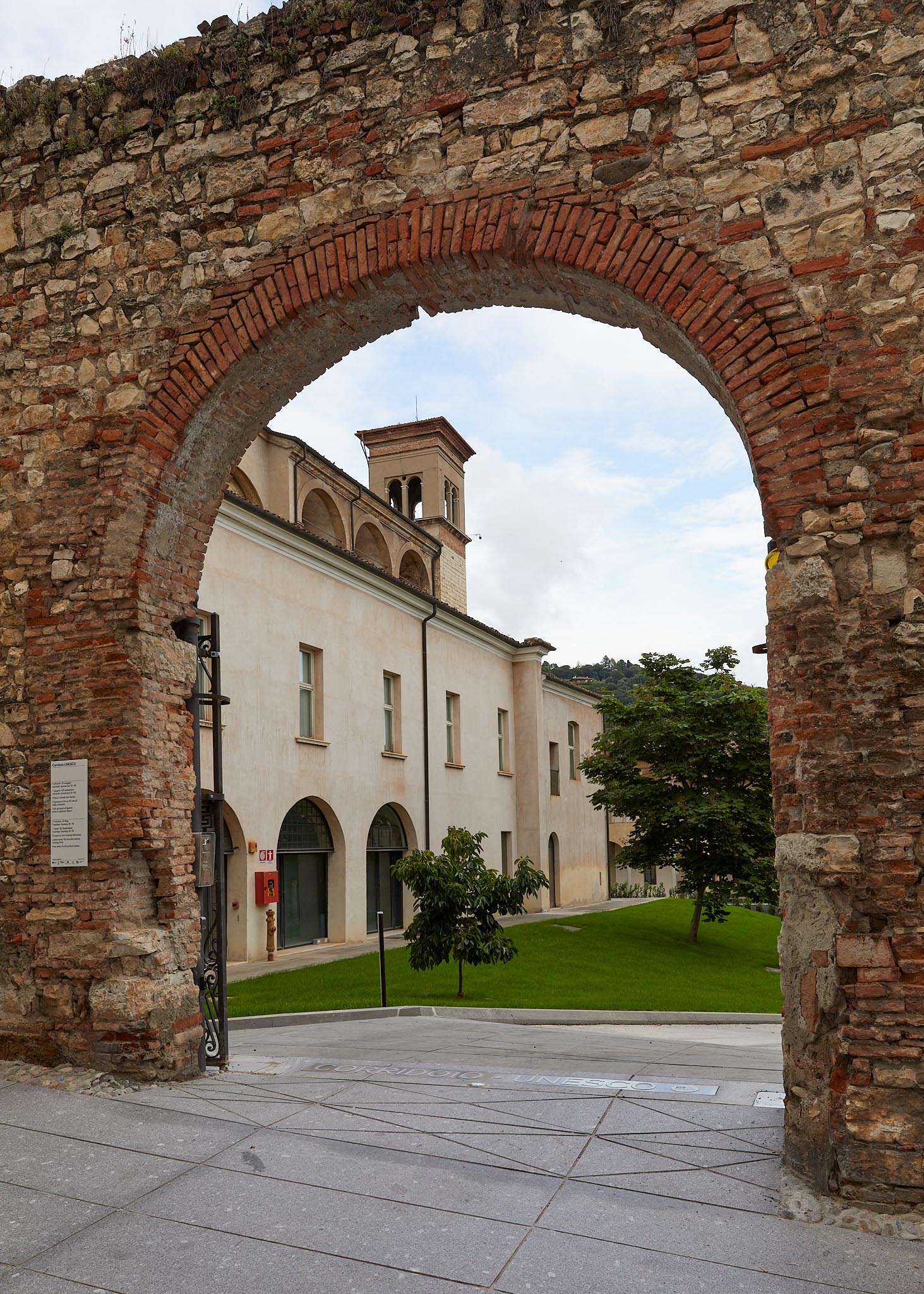Accesso al complesso monumentale di Santa Giulia dal Chiostro di San Salvatore