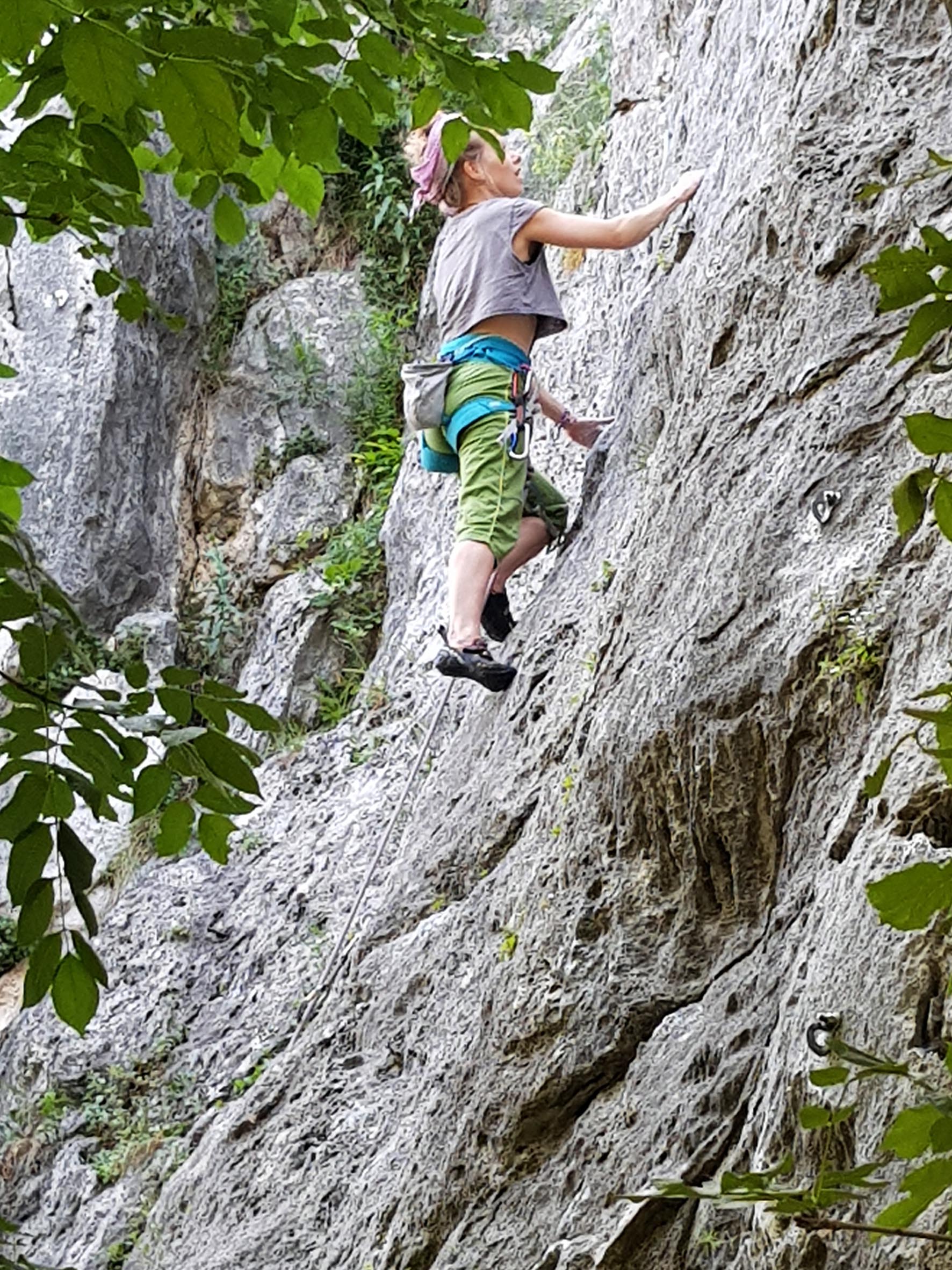 Donna che arrampica sulla Maddalena