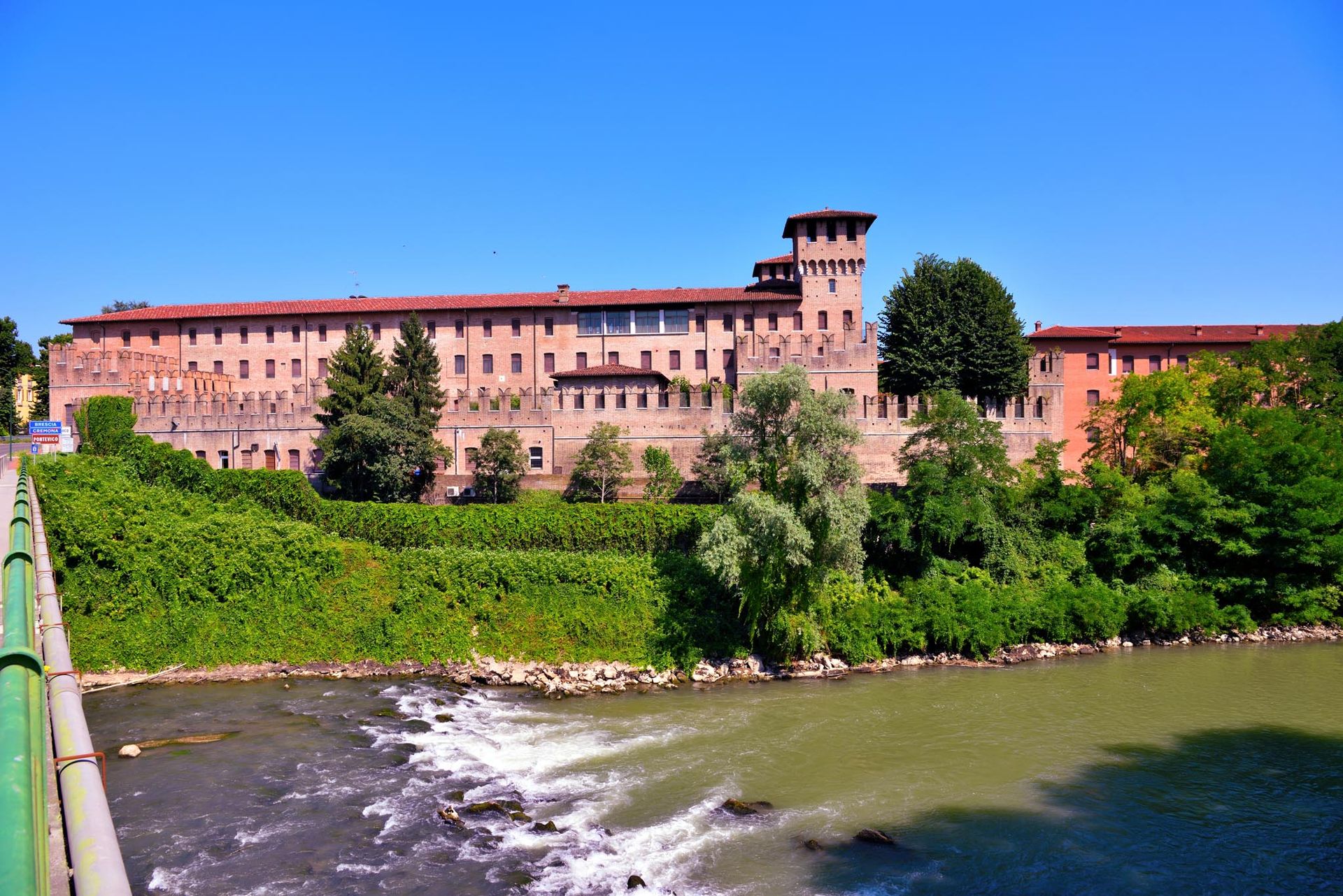 Vista del castello di Pontevico, dal fiume Oglio