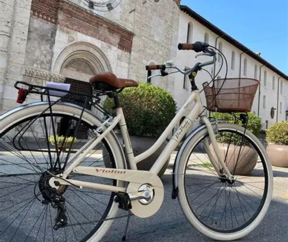 Bicicletta in centro città piazza