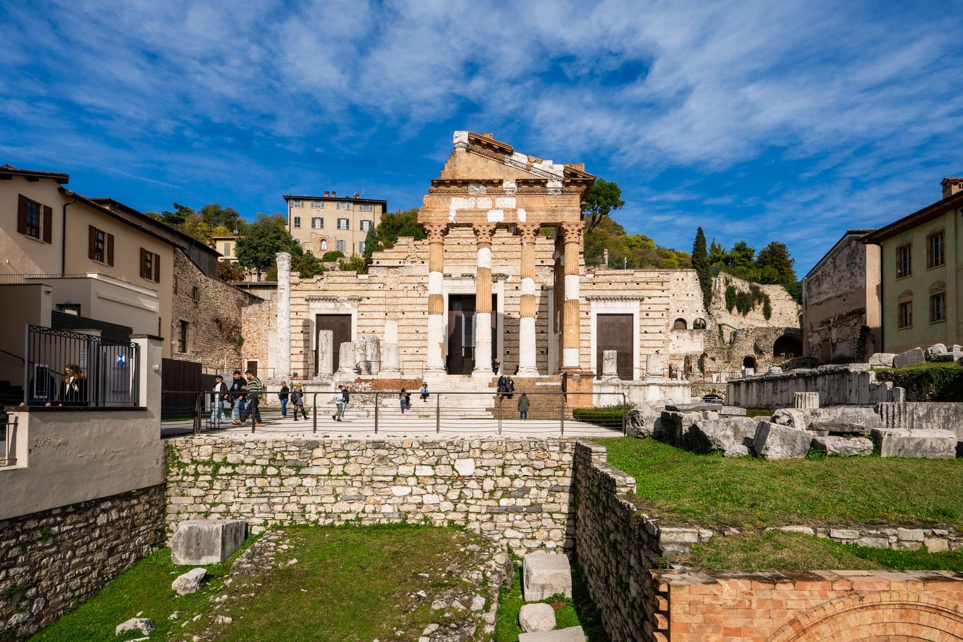 Vista frontale del Capitolium di Brescia